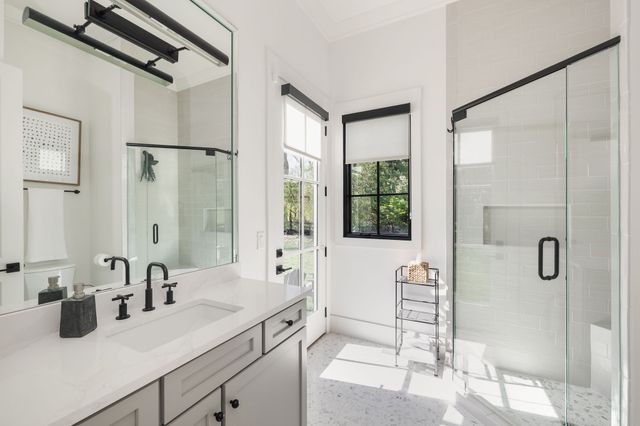 825 Forest Hills Dr, Nashville, TN 37220