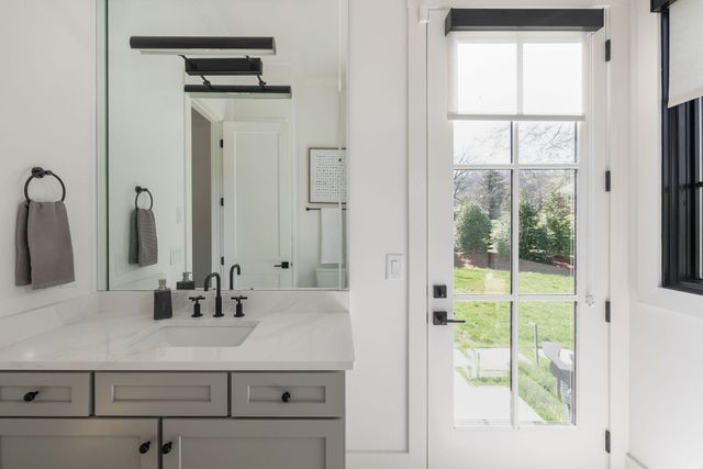 825 Forest Hills Dr, Nashville, TN 37220