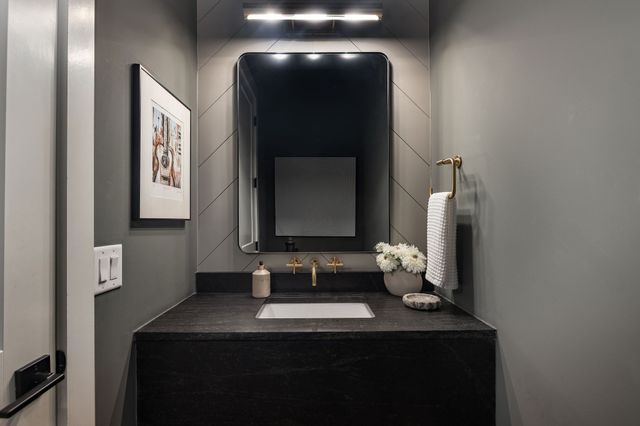 825 Forest Hills Dr, Nashville, TN 37220