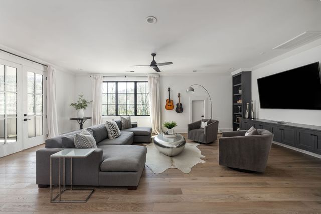 825 Forest Hills Dr, Nashville, TN 37220