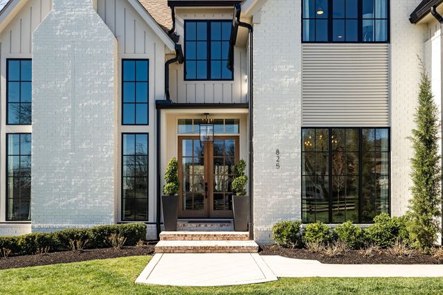 825 Forest Hills Dr, Nashville, TN 37220
