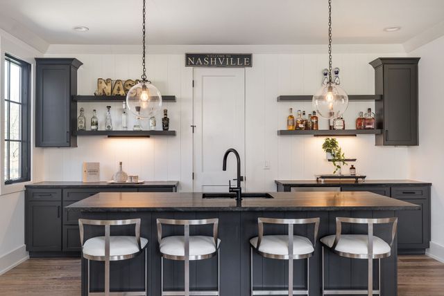 825 Forest Hills Dr, Nashville, TN 37220