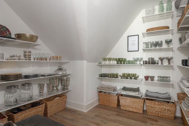 825 Forest Hills Dr, Nashville, TN 37220