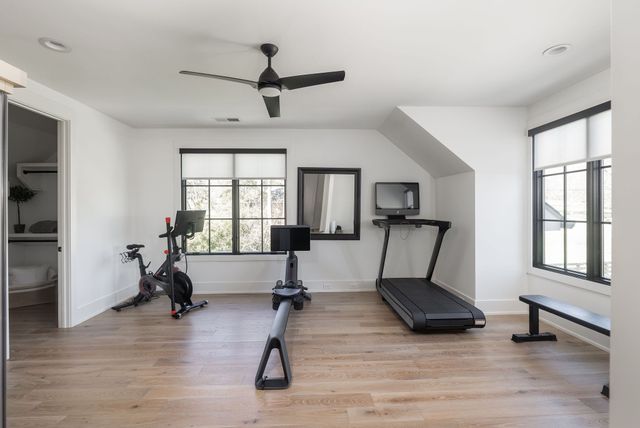 825 Forest Hills Dr, Nashville, TN 37220