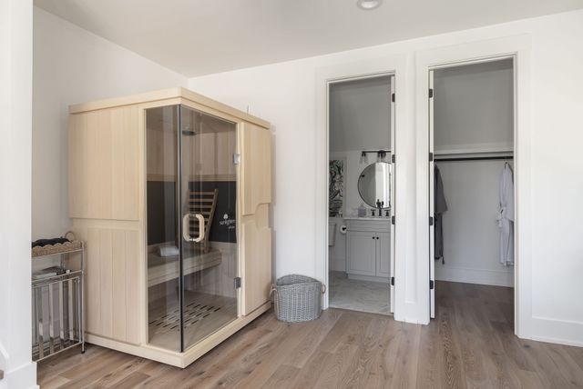 825 Forest Hills Dr, Nashville, TN 37220