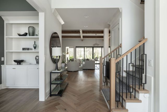 825 Forest Hills Dr, Nashville, TN 37220