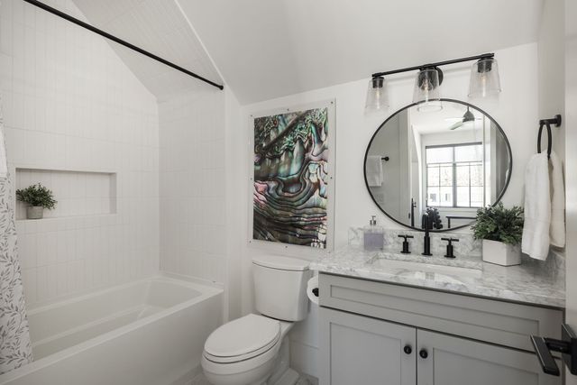 825 Forest Hills Dr, Nashville, TN 37220