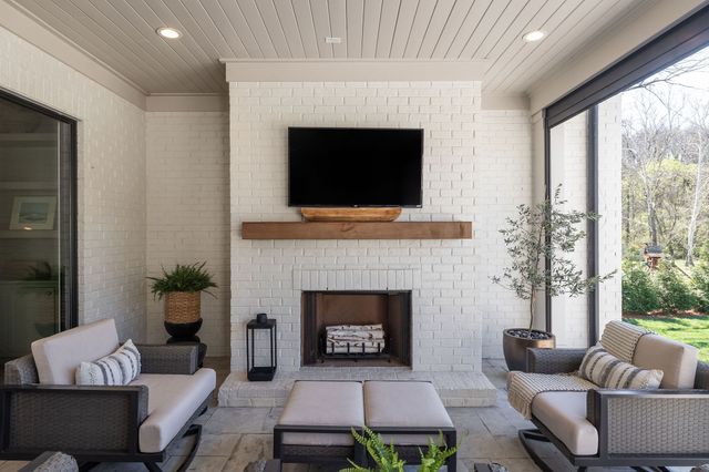 825 Forest Hills Dr, Nashville, TN 37220