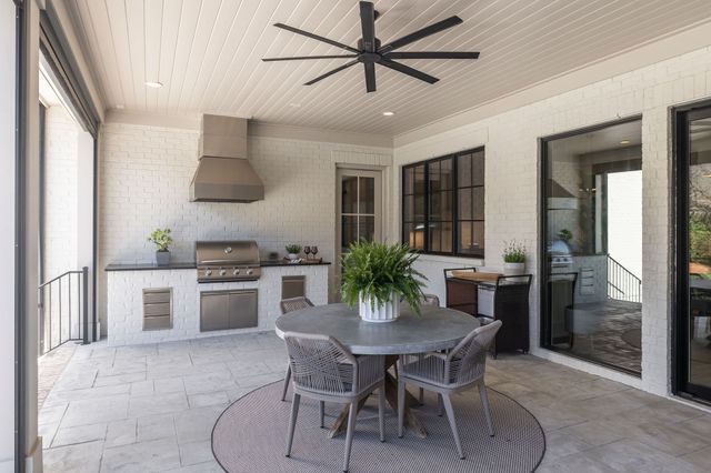 825 Forest Hills Dr, Nashville, TN 37220