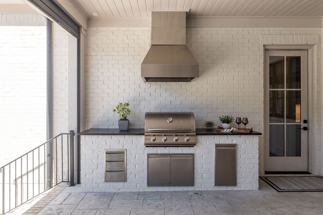 825 Forest Hills Dr, Nashville, TN 37220