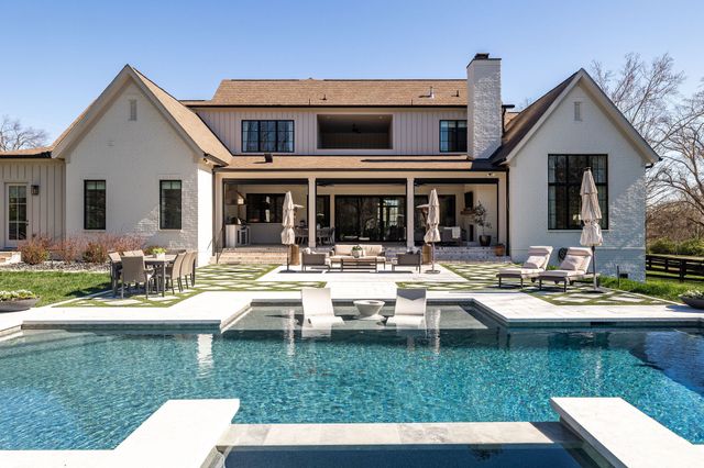 825 Forest Hills Dr, Nashville, TN 37220