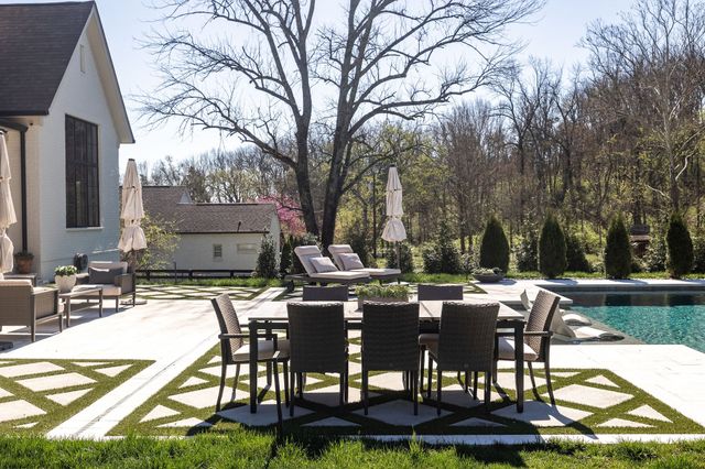 825 Forest Hills Dr, Nashville, TN 37220