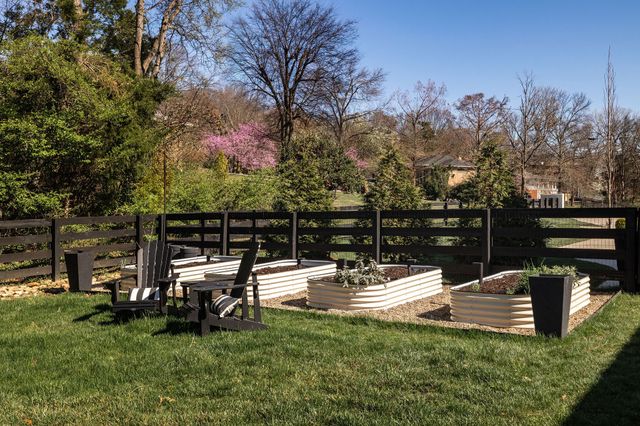 825 Forest Hills Dr, Nashville, TN 37220