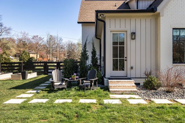 825 Forest Hills Dr, Nashville, TN 37220