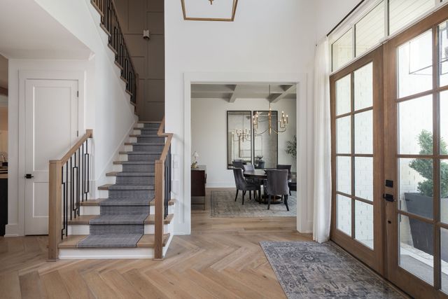 825 Forest Hills Dr, Nashville, TN 37220