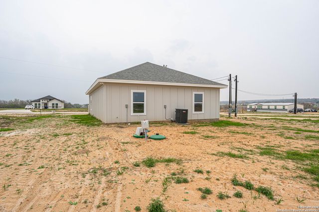 140 Camino Verde, La Vernia, TX 78121