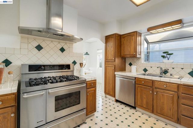 1914 105Th Ave, Oakland, CA 94603