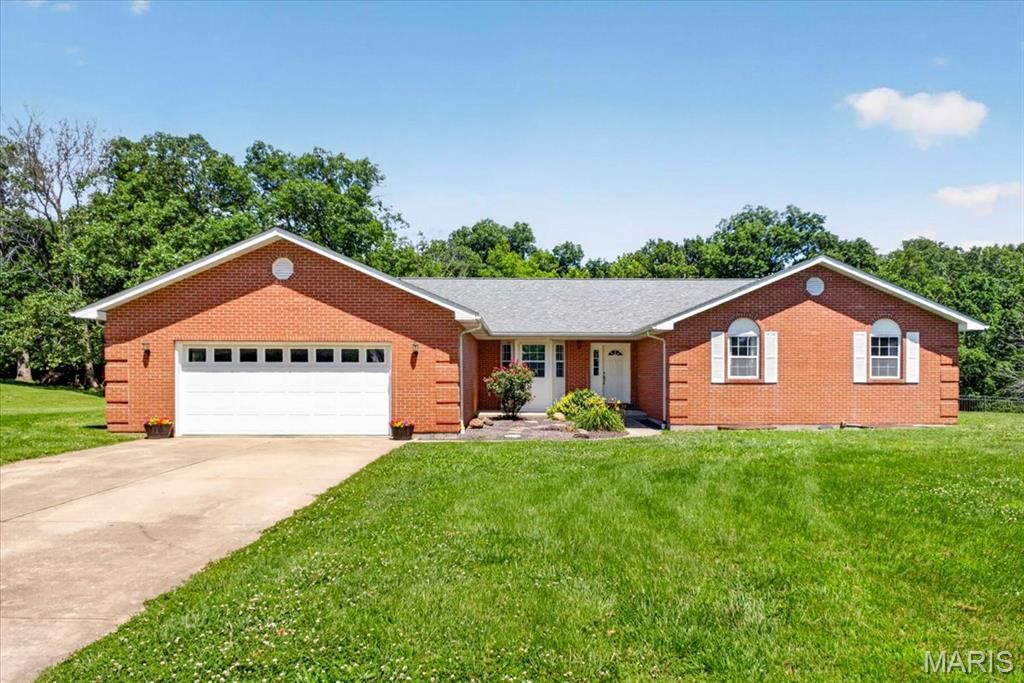 813 E Haven Drive, Waterloo, IL 62298