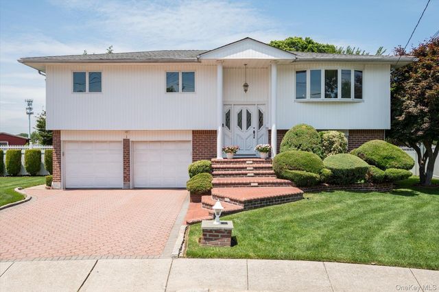 1 Eliot Court, Syosset, NY 11791
