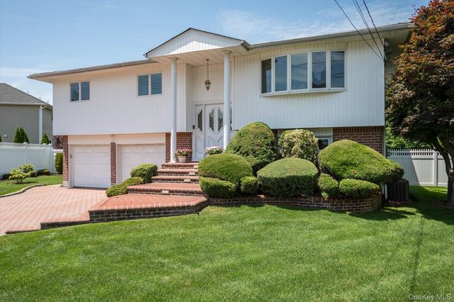 1 Eliot Court, Syosset, NY 11791