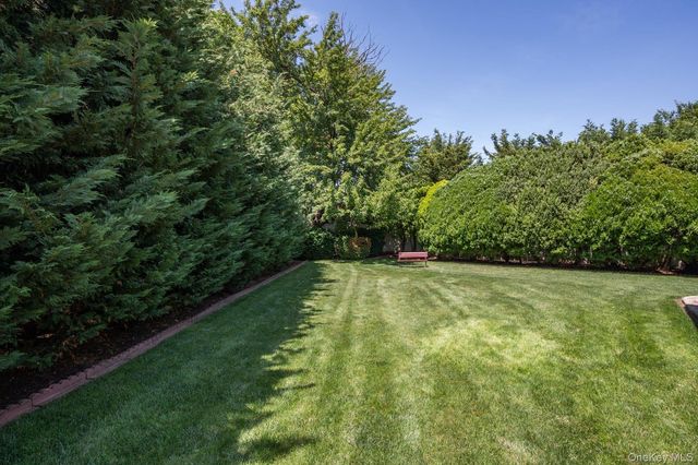 1 Eliot Court, Syosset, NY 11791