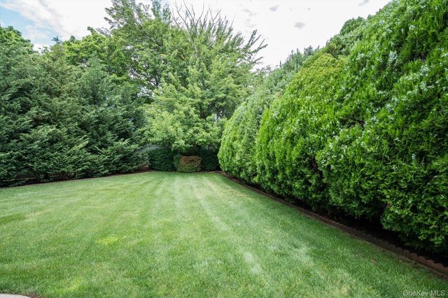 1 Eliot Court, Syosset, NY 11791
