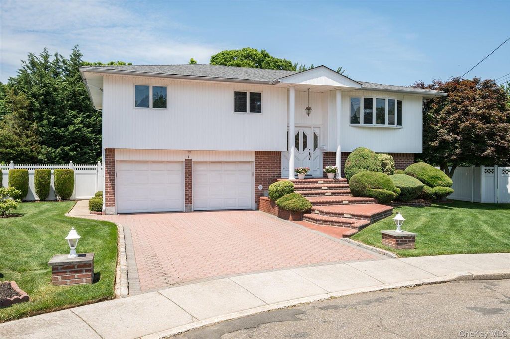 1 Eliot Court, Syosset, NY 11791
