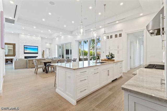 1467 Marlin DR, Naples, FL 34102