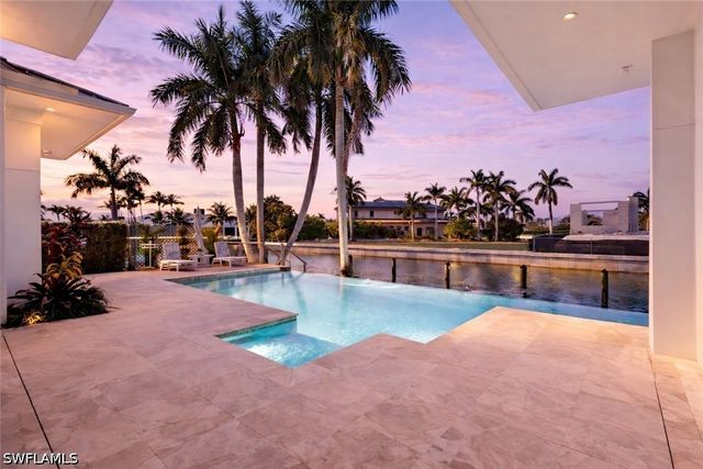 1467 Marlin DR, Naples, FL 34102