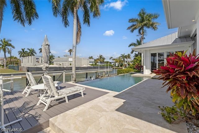 1467 Marlin DR, Naples, FL 34102