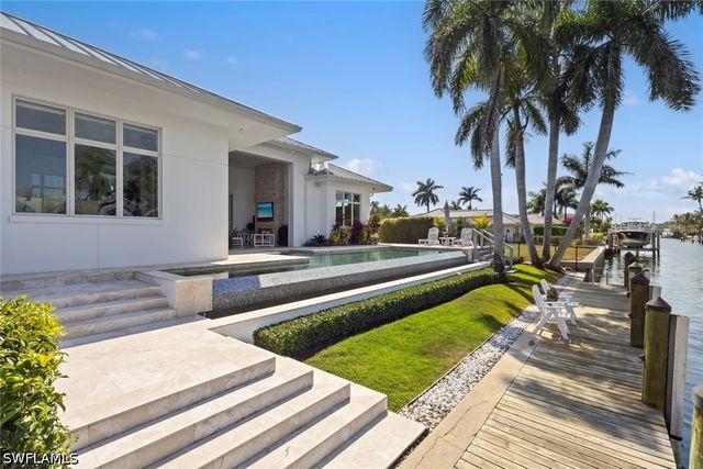 1467 Marlin DR, Naples, FL 34102