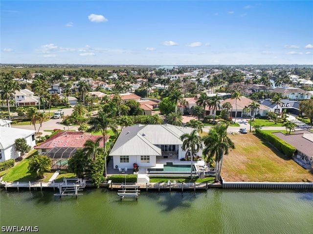 1467 Marlin DR, Naples, FL 34102