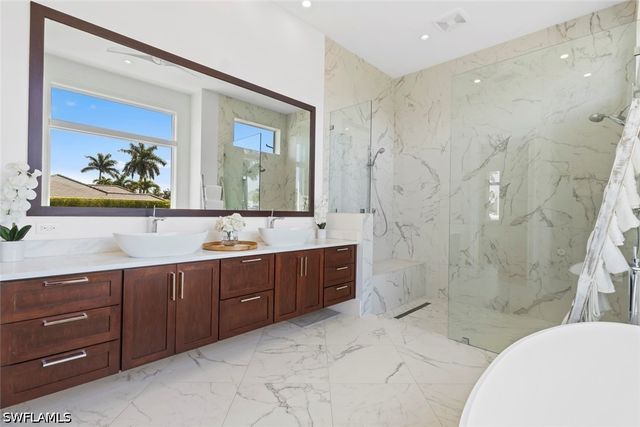 1467 Marlin DR, Naples, FL 34102