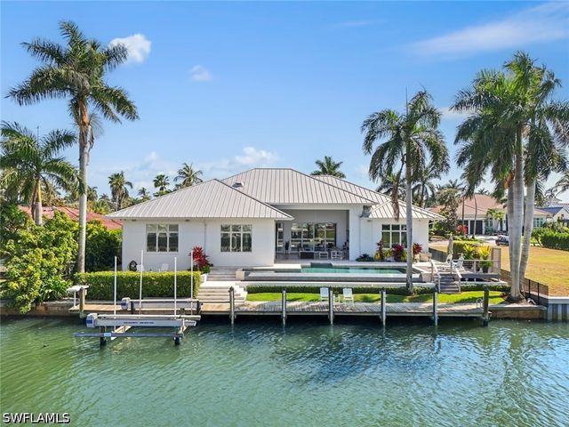 1467 Marlin DR, Naples, FL 34102