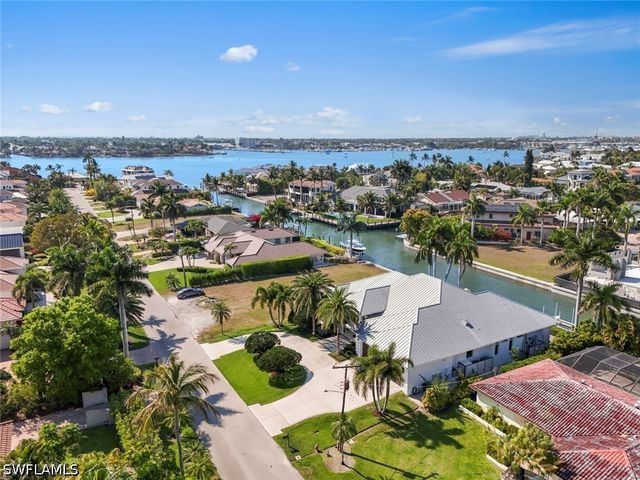 1467 Marlin DR, Naples, FL 34102