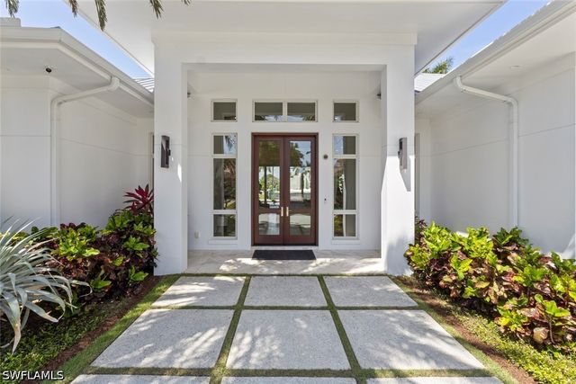 1467 Marlin DR, Naples, FL 34102