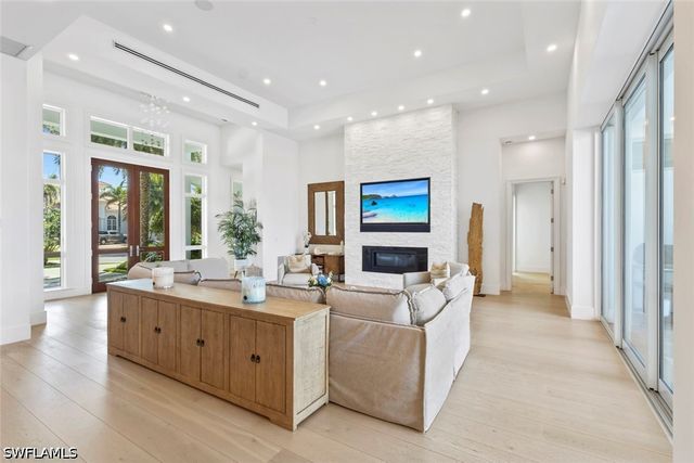 1467 Marlin DR, Naples, FL 34102