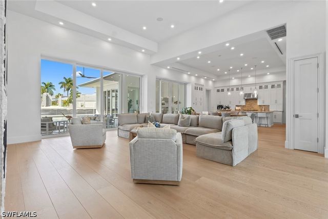 1467 Marlin DR, Naples, FL 34102