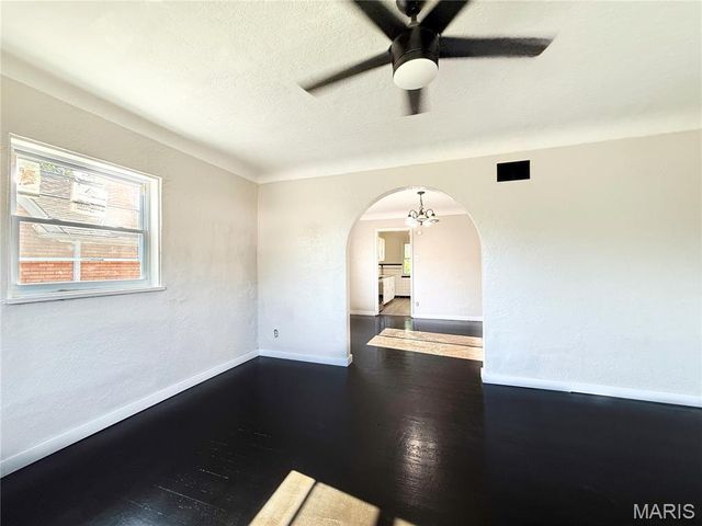 472 Kingston Drive, St Louis, MO 63125