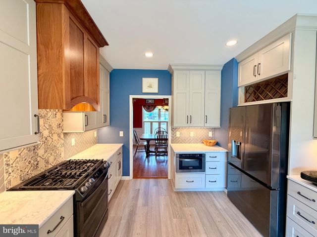 14 MANOR CIR, Palmyra, PA 17078