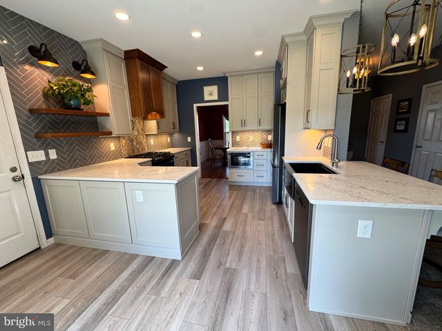 14 MANOR CIR, Palmyra, PA 17078