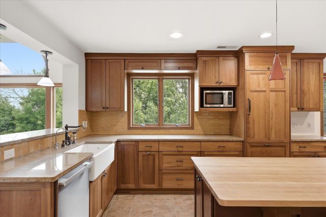 10129 Eden Prairie Road, Eden Prairie, MN 55347