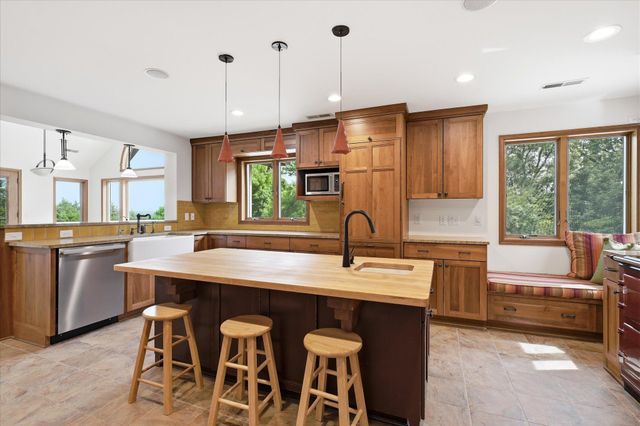 10129 Eden Prairie Road, Eden Prairie, MN 55347