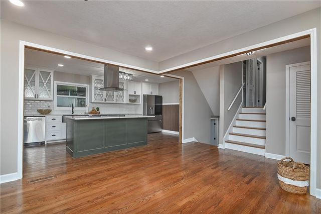 8701 Ward Parkway, Kansas City, MO 64114