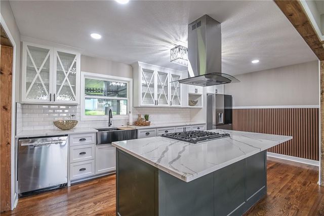 8701 Ward Parkway, Kansas City, MO 64114