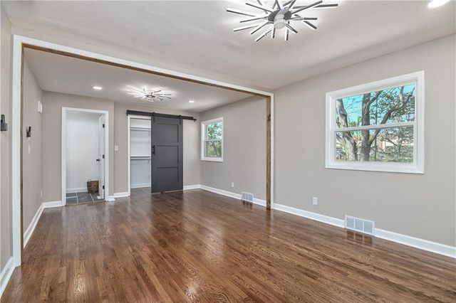 8701 Ward Parkway, Kansas City, MO 64114
