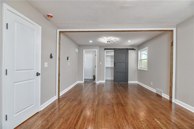 8701 Ward Parkway, Kansas City, MO 64114