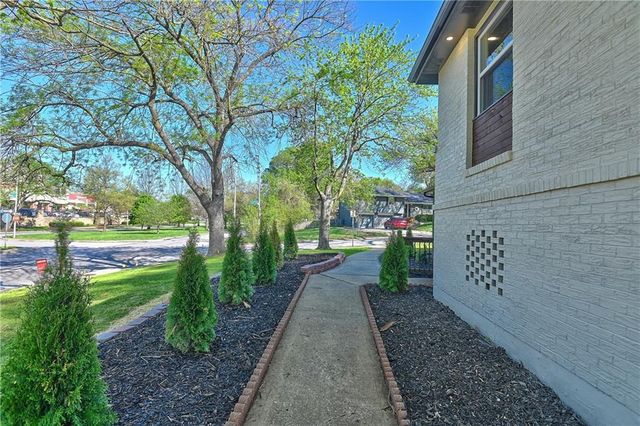 8701 Ward Parkway, Kansas City, MO 64114