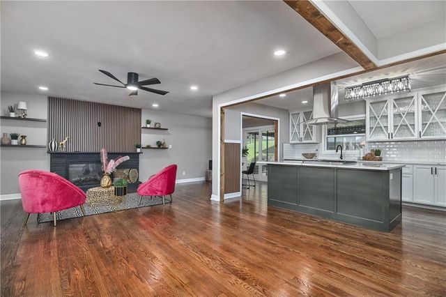 8701 Ward Parkway, Kansas City, MO 64114