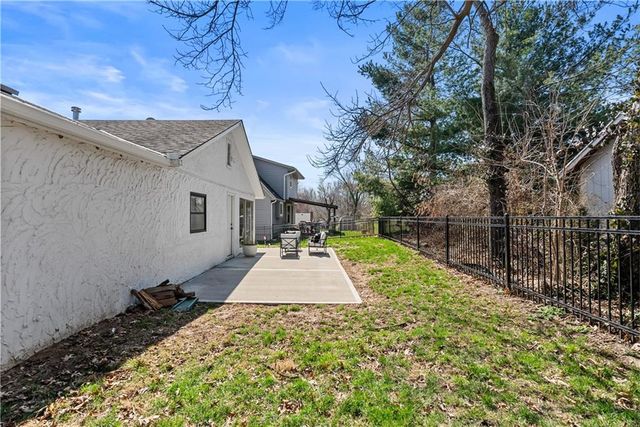 100 Anchor Drive, Lake Tapawingo, MO 64015